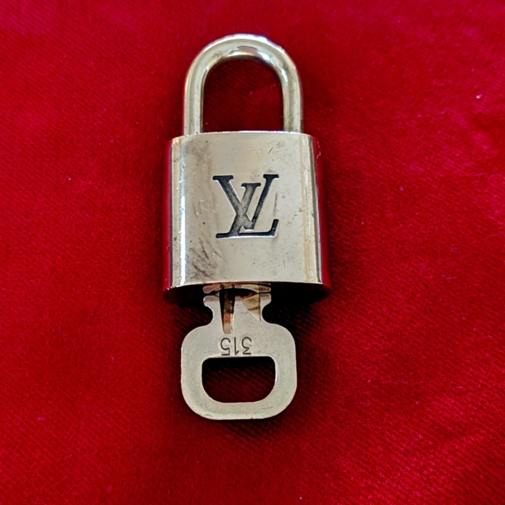 ⭐ #315 vintage Louis Vuitton padlock and key